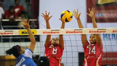 Dua pevoli putri Pertamina Energy berusaha menahan smesh keras pemain Manokwari Valeria Papua Barat, Sulistiyanti Somogoi pada laga Pertamina Proliga 2015 di Dome Sport Balikpapan, (6/2/2015). (Liputan6.com/Helmi Fithriansyah)