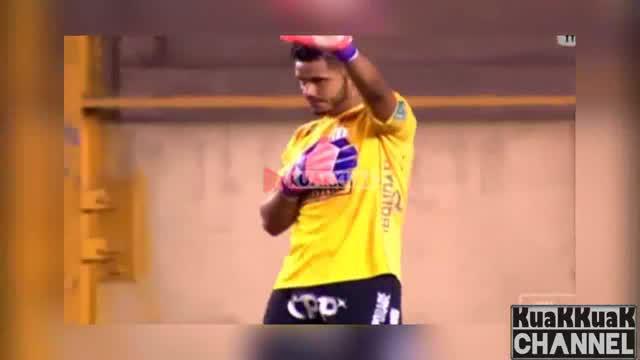 Kiper Raul Fernandez melakukan blunder fatal ketika laga baru berjalan sepuluh menit dalam liga Brasil