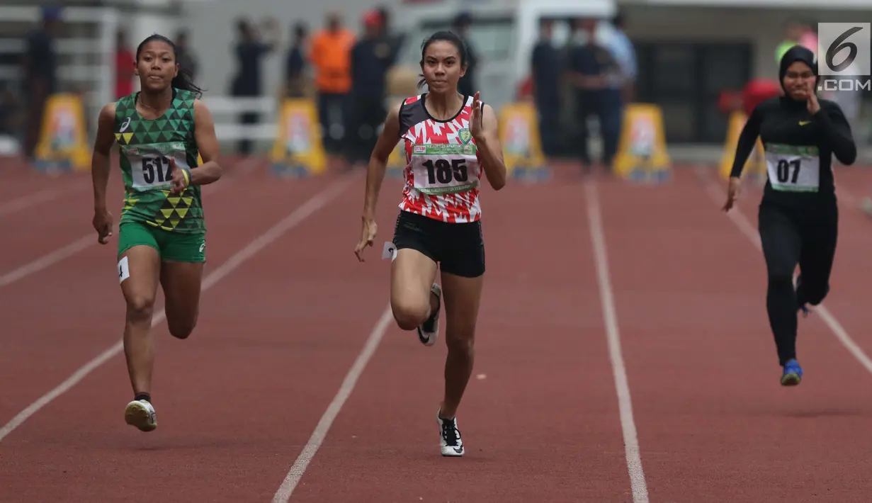 Atlet asal DKI Jakarta, Jeany Nurainy (tengah) saat berlaga di kelas lari 100 meter putri U-20 Kejurnas Atletik U18, U20 dan Senior 2019 di Stadion Pakansari, Kab Bogor, Jumat (2/8/2019). Jeany Nurainy meraih posisi pertama dengan catatan waktu 12,15 detik. (Liputan6.com/Helmi Fithriansyah)