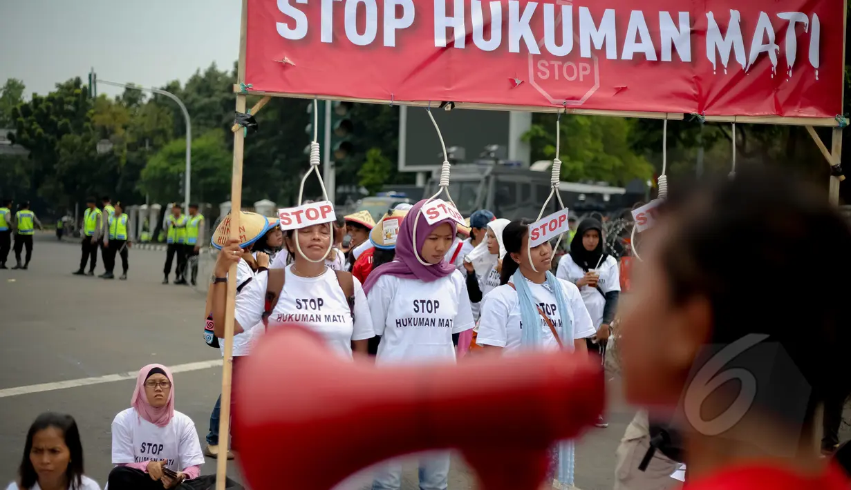 Suasana aksi tolak hukuman mati di depan Istana Merdeka, Jakarta, Jumat (1/5/2015). Aksi yang digelar bersamaan dengan Hari Buruh (May Day) itu berisi seruan untuk selamatkan buruh migran dari hukuman mati. (Liputan6.com/Faizal Fanani)