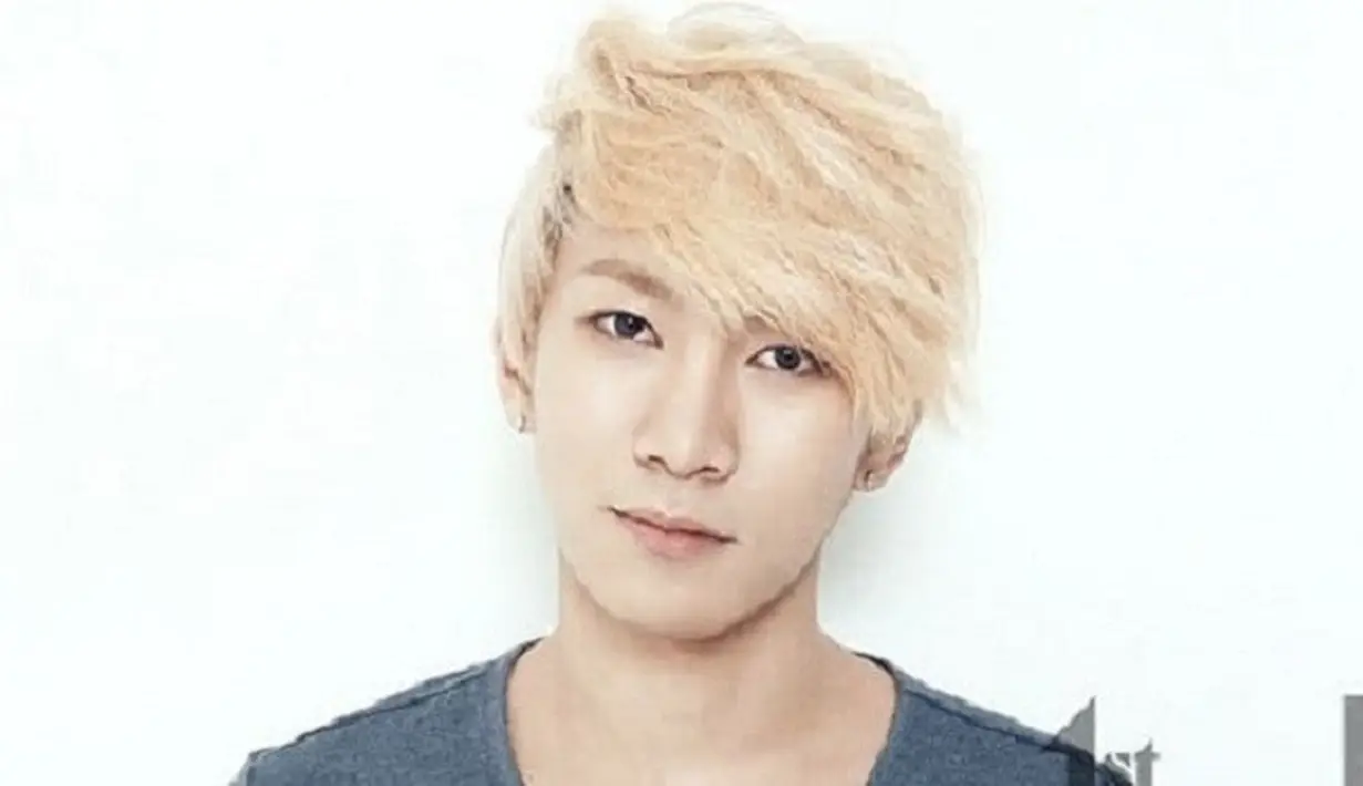 Leader dari BTOB, Seo Eunkwang kerap jadi korban kejahilan personel lainnya. Walaupun seorang leader, akan tetapi hal itu tak membuat para personel BTOB surut menjahili Eunkwang. (Foto: Soompi.com)