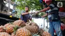 Pedagang menata buah nanas yang akan dijual di kawasan Ciledug, Kota Tangerang, Kamis (6/4/2023). (Liputan6.com/Angga Yuniar)