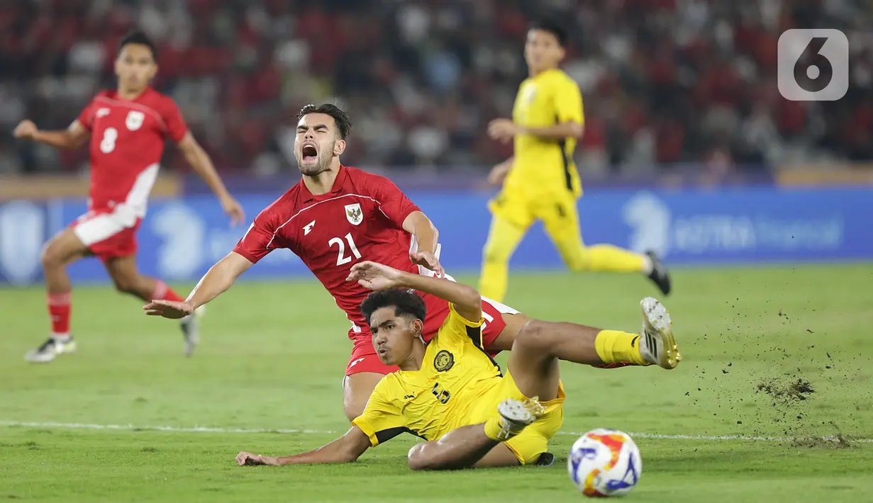 Hingga babak pertama berakhir, kedua tim sama-sama gagal membuat gol sehingga laga berakhir dengan skor 0-0. (Liputan6.com/Helmi Fithriansyah)