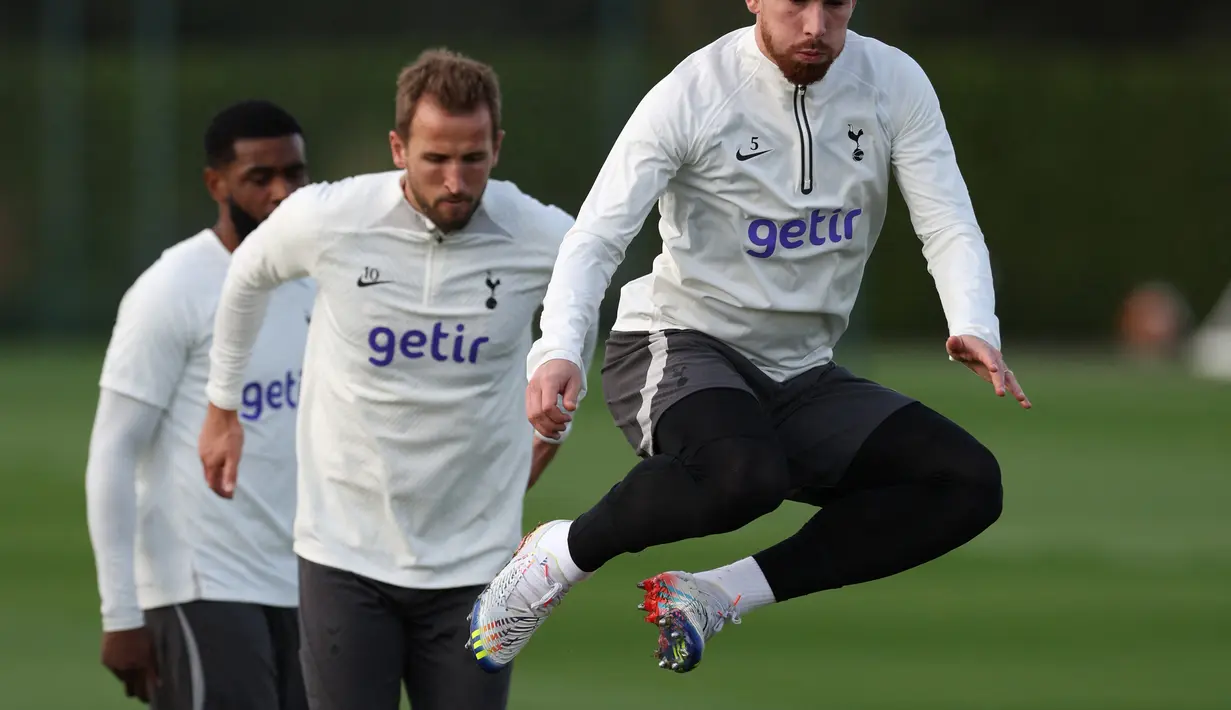 Gelandang Tottenham Hotspur, Pierre-Emile Hojbjerg (kanan) mengambil bagian dalam sesi latihan tim di Tottenham Hotspur Football Club Training Ground di London utara pada 31 Oktober 2022. Tottenham hanya perlu menghindari kekalahan untuk lolos ke babak 16 besar. Hasil imbang saja sudah cukup untuk meloloskan mereka. (AFP/Adrian Dennis)