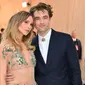 Suki Waterhouse dan Robert Pattinson tiba di Met Gala 2023 di Metropolitan Museum of Art pada 1 Mei 2023, di New York. (ANGELA WEISS / AFP)