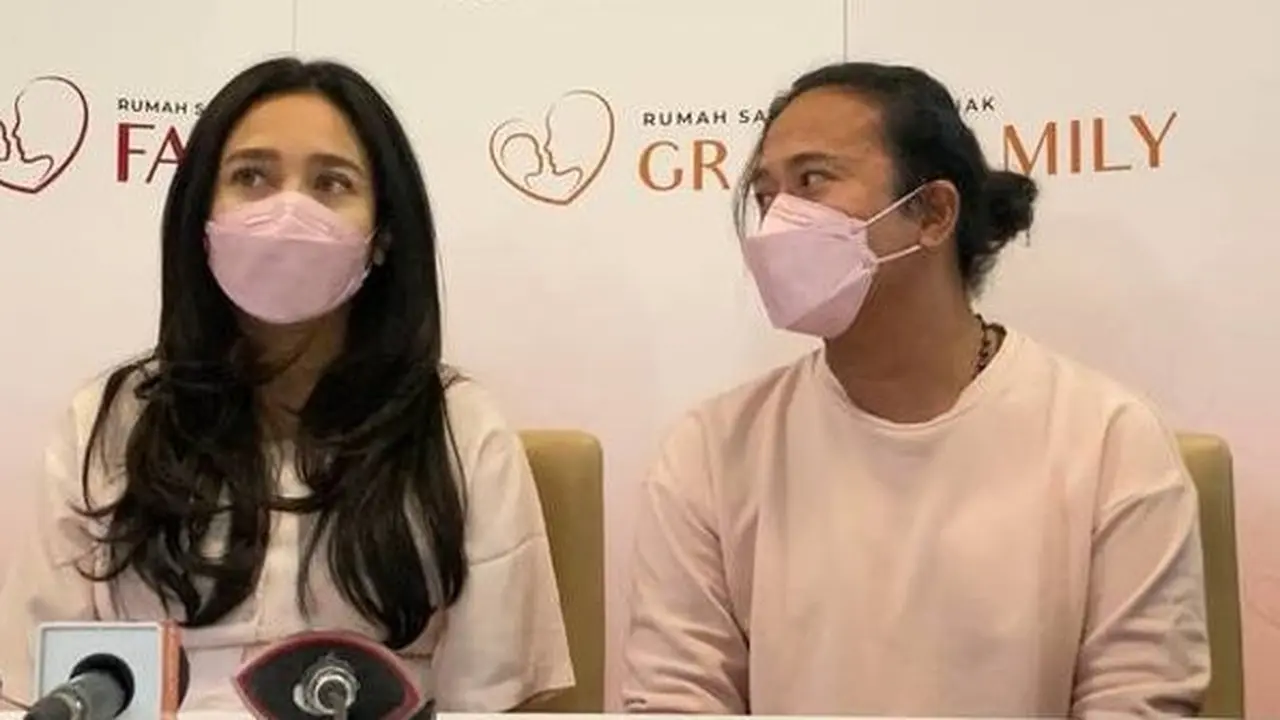 Dea Ananda dan Andi Ariel Harsya, atau Ariel Nidji di RSIA Grand Family, Penjaringan, Jakarta Utara.