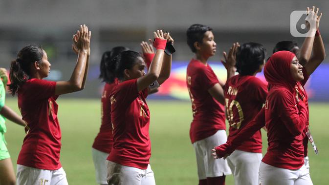 Pemain Timnas Putri Indonesia merayakan kemenangan atas Sri Lanka pada laga persahabatan di Stadion Pakansari, Kab Bogor, Sabtu (16/11/2019). Indonesia menang telak 5-0 atas Sri Lanka. (Liputan6.com/Helmi Fithriansyah)