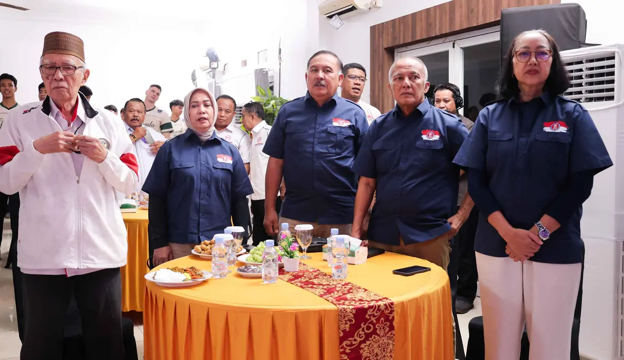 PBVSI juga terus berupaya meningkatkan kualitas, dengan visi jangka panjang seperti menembus Olimpiade. Tampak dalam foto, sejumlah pengurus Persatuan Bola Voli Seluruh Indonesia (PBVSI) saat menghadiri syukuran peringatan Hari Ulang Tahun (HUT) PBVSI ke-71 di Gedung Serbaguna Padepokan Voli Sentul, Bogor, Jawa Barat, pada Kamis (26/2/2026) sore hari WIB. (Bola.com/Abdul Aziz)