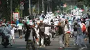 Massa yang menolak Ahok sebagai gubernur DKI itu tiba-tiba melempar batu, pecahan beling, kotoran hewan, dan kotoran manusia, dan benda lainnya ke polisi yang berjaga, Jakarta, (3/10/14). (Liputan6.com/Herman Zakharia) 