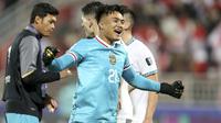 Kiper Timnas Indonesia, Ernando Ari Sutaryadi merayakan kemenangan 1-0 atas Vietnam setelah berakhirnya laga kedua Grup D Piala Asia 2023 di Abdullah Bin Khalifa Stadium, Doha, Qatar, Jumat (19/1/2024). (AP Photo/Hussein Sayed)