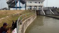 Serunya Ngabuburit Sambil Memancing di Bendungan Cimanuk Garut