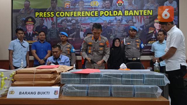 Tumpukan uang korupsi nyaris Rp1 miliar di Polda Banten. (Selasa, 03/10/2023). (Yandi Deslatama/Liputan6.com).