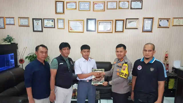 Muhammad Aqsal Akbari saat diberi penghargaan oleh Polres Sukabumi Kota usai berhasil mengalahkan Lindo Gustian Saputra dari Yon Taifib 1 Marinir di Kejuaraan Tarungga Dankomar Fighting Championship 2023 (Liputan6.com/Istimewa).
