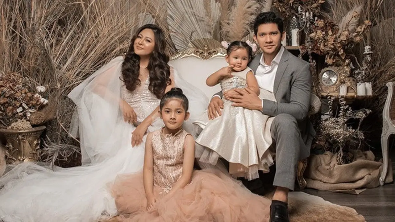 6 Pemotretan Perdana Keluarga Iko Uwais dan Audy Item, Romantis