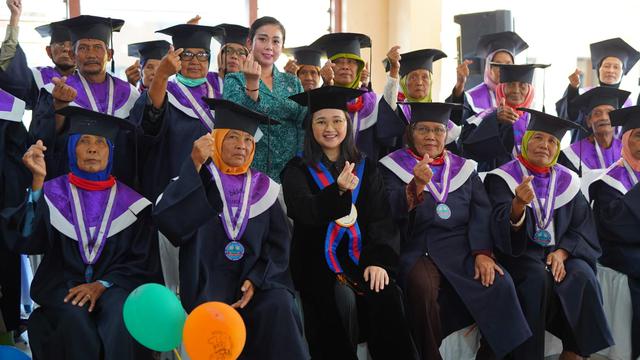 Istri Bupati Kediri Ajak Lulusan SOTH dan Selantang Wujudkan Ketahanan Keluarga