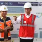 Presiden Joko Widodo (Jokowi) berbincang dengan Menhub Budi Karya Sumadi, Wagub Jawa Barat Deddy Mizwar dan Gubernur DKI Jakarta Anies Baswedan sebelum meresmikan jalan Tol Bekasi-Cawang-Kampung Melayu (Becakayu), Jumat (3/11). (Liputan6.com/Angga Yuniar)