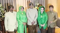 Gubernur Sumatera Utara (Gubsu) Tengku Erry Nuradi salah satu tokoh yang ditunjuk melakukan tradisi siraman Kahiyang-Bobby. Foto: (Reza Efendi/Liputan6.com)