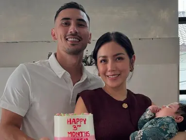 Foto yang diungga Jessica Iskandar di Instagram memperlihatkan suasana yang hangat dan penuh kasih sayang Baby Hagia yang tampak menggemaskan dalam balutan jumpsuit hijau. Pipinya yang tembem semakin menambah daya tarik si kecil yang baru berusia tiga bulan ini. Kehadiran Baby Hagia semakin melengkapi kebahagiaan keluarga besar Jessica Iskandar dan Vincent Verhaag. (Liputan6.com/IG/@inijedar)