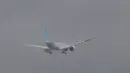 Sebuah pesawat Boeing 777X menghilang ke awan setelah lepas landas pada penerbangan pertamanya di Paine Field, Everett di Washington, Sabtu (25/1/2020). Ini merupakan sebuah langkah maju bagi perusahaan yang prospeknya lebih luas tetap tertutup oleh krisis 737 MAX. (AP/Ted S. Warren)