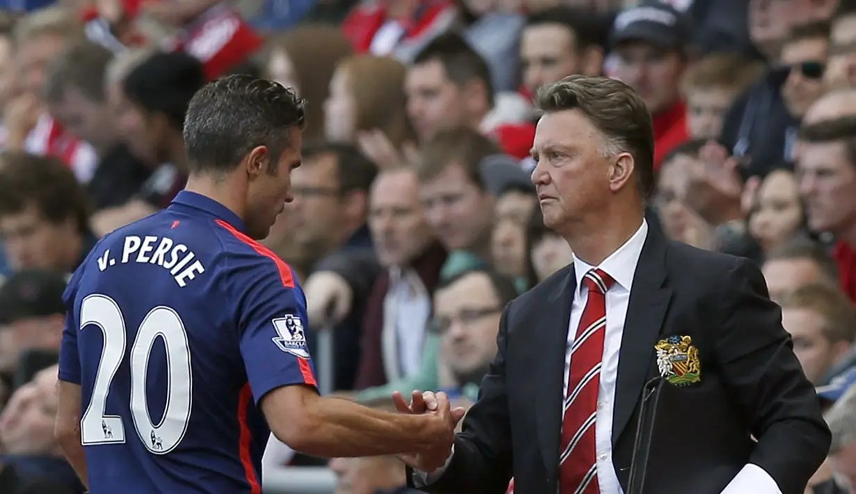 Robin Van Persie (kiri) bersalaman dengan pelatih Manchester United, Louis Van Gaal, usai berlaga kontra Sunderland di laga lanjutan Liga Primer Inggris di Stadium of Light, (24/8/2014). (REUTERS/Andrew Yates)