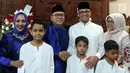 Ketua MPR Zulkifli Hasan beserta keluarga berfoto bersama dengan Gubernur DKI Jakarta terpilih Anies Baswedan saat open house Idul Fitri di rumah dinas Ketua MPR di Jakarta (25/6). (Liputan6.com/Johan Tallo)