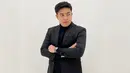 Unggahan foto Jerome saat pemotretan dengan setelan jas di akun Instagram pribadinya ini dibanjiri komentar netizen. Tak sedikit netizen yang memuji penampilannya dengan jas hitam yang dipadukan dengan turtle neck senada. (Liputan6.com/IG/@jeromepolin)