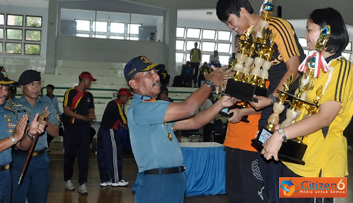 Citizen6, Surabaya: Penyerahan Piala kepada juara pertama Volley putri dilakukan oleh Dankobangdikal Laksda TNI Sadima, di GOR Wijaya Kusuma Bumimoro, Surabaya. (Pengirim: Penkobangdikal)