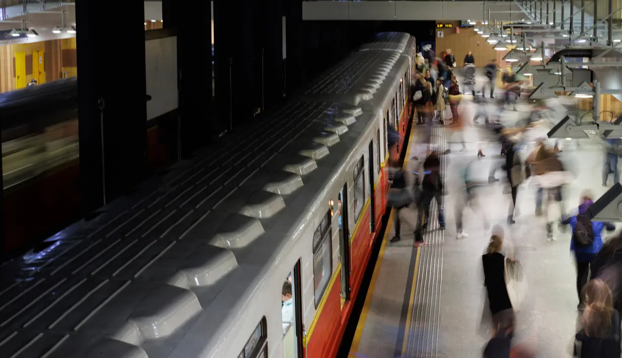 Orang-orang berjalan di Stasiun Metro Centrum, Warsawa, Polandia, 20 Oktober 2022. Pemerintah Polandia bulan ini memerintahkan inventarisasi tempat penampungan negara sebagai tindakan pencegahan terhadap ancaman nuklir. (AP Photo/Michal Dyjuk)