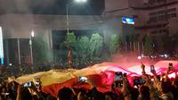 Ribuan warga dan elemen suporter Persis Solo membentangkan bendera Merah Putih raksasa di depan Balai Kota Solo, Selasa malam (16/5).(Liputan6.com/Fajar Abrori)