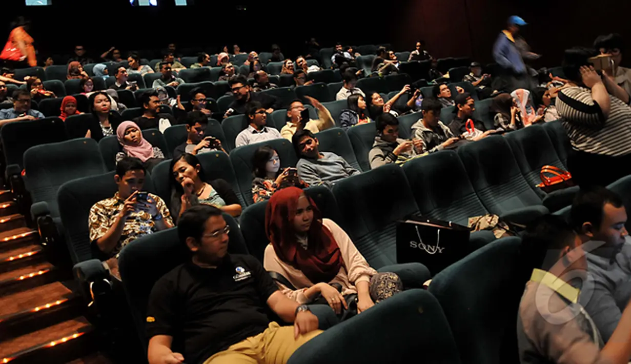Sebelum Premier Film The Wedding Ringer dimulai, sejumlah penonton sibuk dengan ponselnya. Beberapa diantaranya asyik berselfie, Jakarta, Selasa,(17/2/2015) (Liputan6.com/Johan Tallo)