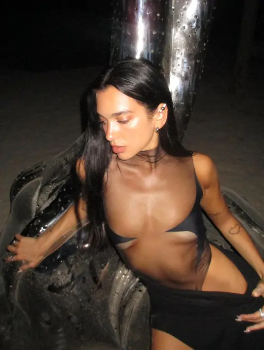 Tidak berhenti di satu gaun, Dua Lipa kembali mengenakan gaun berwarna hitam penuh statement dari Mugler. (instagram/dualipa)