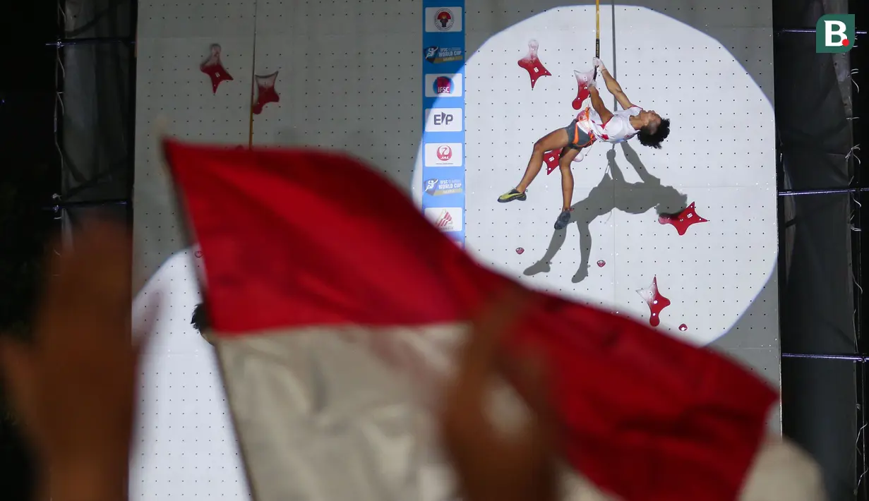 <p>Atlet panjat tebing Indonesia, Raharjati Nursamsa melakukan selebrasi setelah memenangkan nomor speed putra Kejuaraan Dunia Panjat Tebing IFSC 2023 seri Jakarta melawan atlet panjat tebing China, Xinshang Wang di Lot 6, Kompleks Stadion Utama Gelora Bung Karno, Jakarta, Indonesia, Minggu (07/05/2023). Raharjati berhasil mencatatkan waktu 5,11 detik. (Bola.com/Bagaskara Lazuardi)</p>