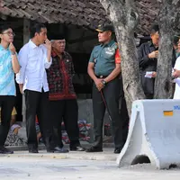 Presiden Joko Widodo atau dikenal dengan Jokowi akan mantu putrinya Kahiyang Ayu pada 8 November mendatang. Senin, (6/11) Jokowi terlihat hadir ke tempat yang akan digunakan sebagai pernikahan putrinya dengan Bobby Nasution. (Adrian Putra/Bintang.com)
