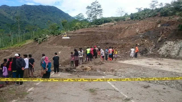 Kondisi setelah jalan diuruk dengan material tanah. (Foto: Liputan6.com/Muhamad Ridlo)