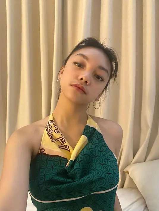 Kita juga bisa membuat halter top sendiri dengan scarf favorit untuk tampilan chic dan elegan. (Foto: Instagram @naura.ayu)