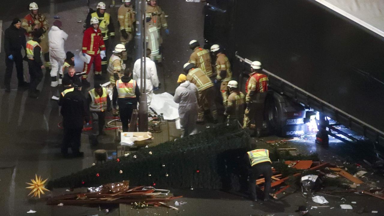 Polisi dan petugas di lokasi serangan truk maut di pasar Natal Berlin, Jerman. (Reuters)