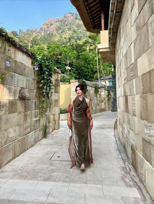 Material velvet warna hijau olive membuat penampilan bintang film A World Without itu kian mewah. [@sharazaaa]