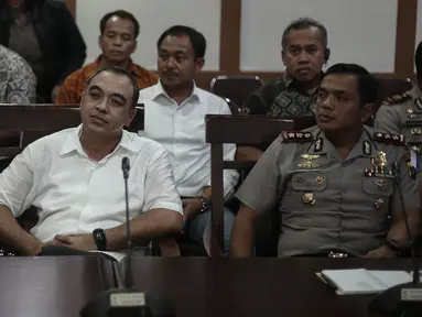 Bupati Tangerang, Ahmed Zaki Iskandar (kiri) menghadiri panggilan Ombudsman Republik Indonesia (ORI) di Jakarta, Jumat (20/5). Pemanggilan tersebut terkait dengan upaya penggusuran paksa Kampung Nelayan Dadap, Banten. (Liputan6.com/Faizal Fanani)