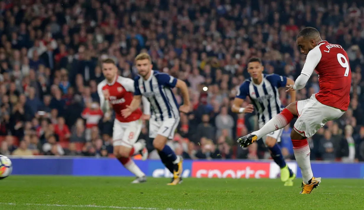 Penyerang Arsenal, Alexandre Lacazette mencetak gol kedua melalui titik putih dalam lanjutan Liga Primer Inggris melawan West Bromwich Albion di Emirates, Senin (25/9). Arsenal menaklukkan West Bromwich Albion dengan skor 2-0. (AP Photo/Alastair Grant)