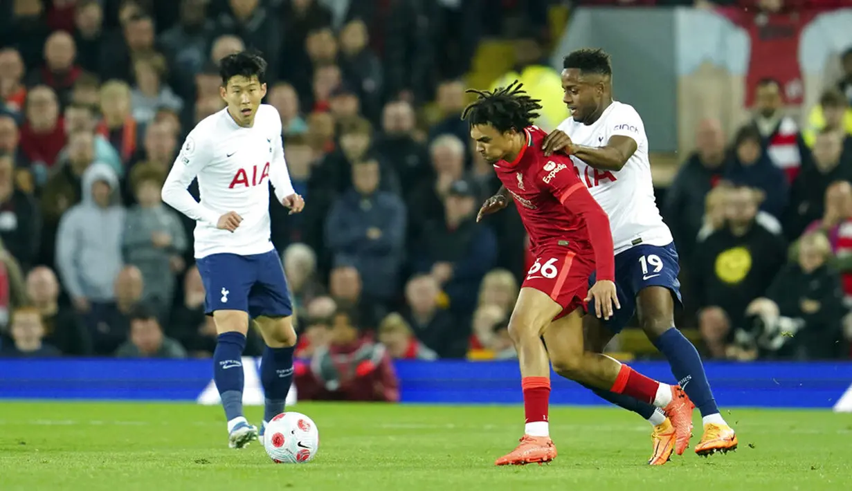 <p>Pemain Liverpool Trent Alexander-Arnold (tengah) berebut bola dengan pemain Tottenham Hotspur Ryan Sessegnon pada pertandingan sepak bola Liga Inggris di Stadion Anfield, Liverpool, Inggris, 7 Mei 2022. Pertandingan berakhir imbang 1-1. (AP Photo/Jon Super)</p>