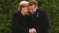 Kanselir Jerman Angela Merkel (kiri) memeluk Presiden Prancis Emmanuel Macron (kanan) dalam agenda peringatan 100 tahun berakhirnya Perang Dunia I, 10 November 2018 (AP/Phillipe Wojazer)