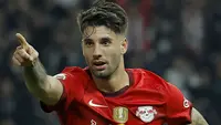 Bursa transfer pemain musim 2023/2024 di liga-liga Eropa memang baru saja dibuka pada 1 Juli 2023. Namun beberapa kesepakatan transfer telah terjadi, yang tentunya telah melaui proses negosiasi yang dimulai sebelum jendela transfer resmi dibuka. Aksi curi start tersebut dilakukan untuk mengamankan pemain-pemain yang memang telah lama diincar dari kemungkinan ditikung klub peminat lainnya. Dari beberapa transfer yang telah terjadi, berikut daftar 5 transfer termahal hingga kini. (AFP/Odd Andersen)