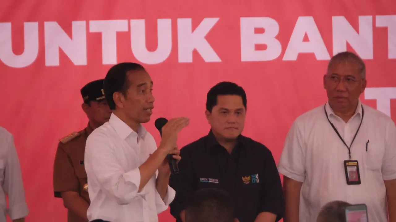 Presiden Joko Widodo (Jokowi) menyerahkan bansos  beras ke sejumlah keluarga penerima manfaat (KPM) di Kabupaten Maros, Sulawesi Selatan, Kamis (22/2/2024). (Dok Bulog)