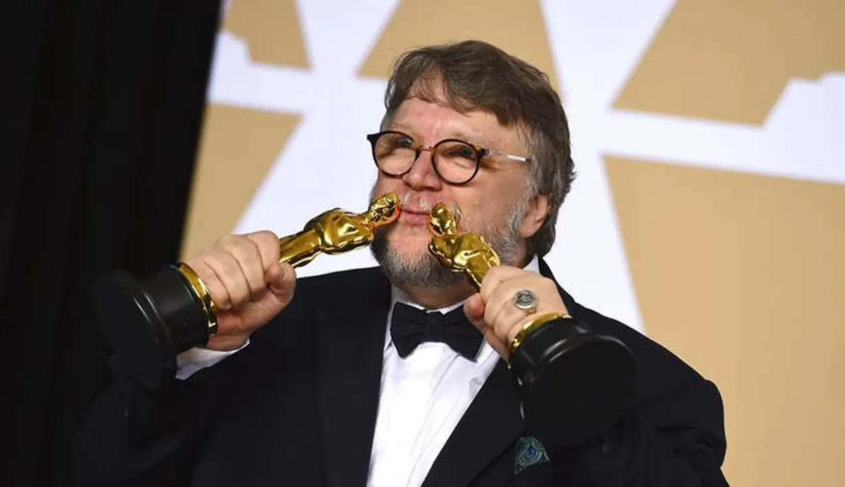 "Sebagian di sini, sebagian di Eropa, sebagian lagi di banyak tempat. Karena aku pikir hal yang paling hebat dari industri kita adalah menghapus garis di pasir," lanjutnya. (The Indian Express)