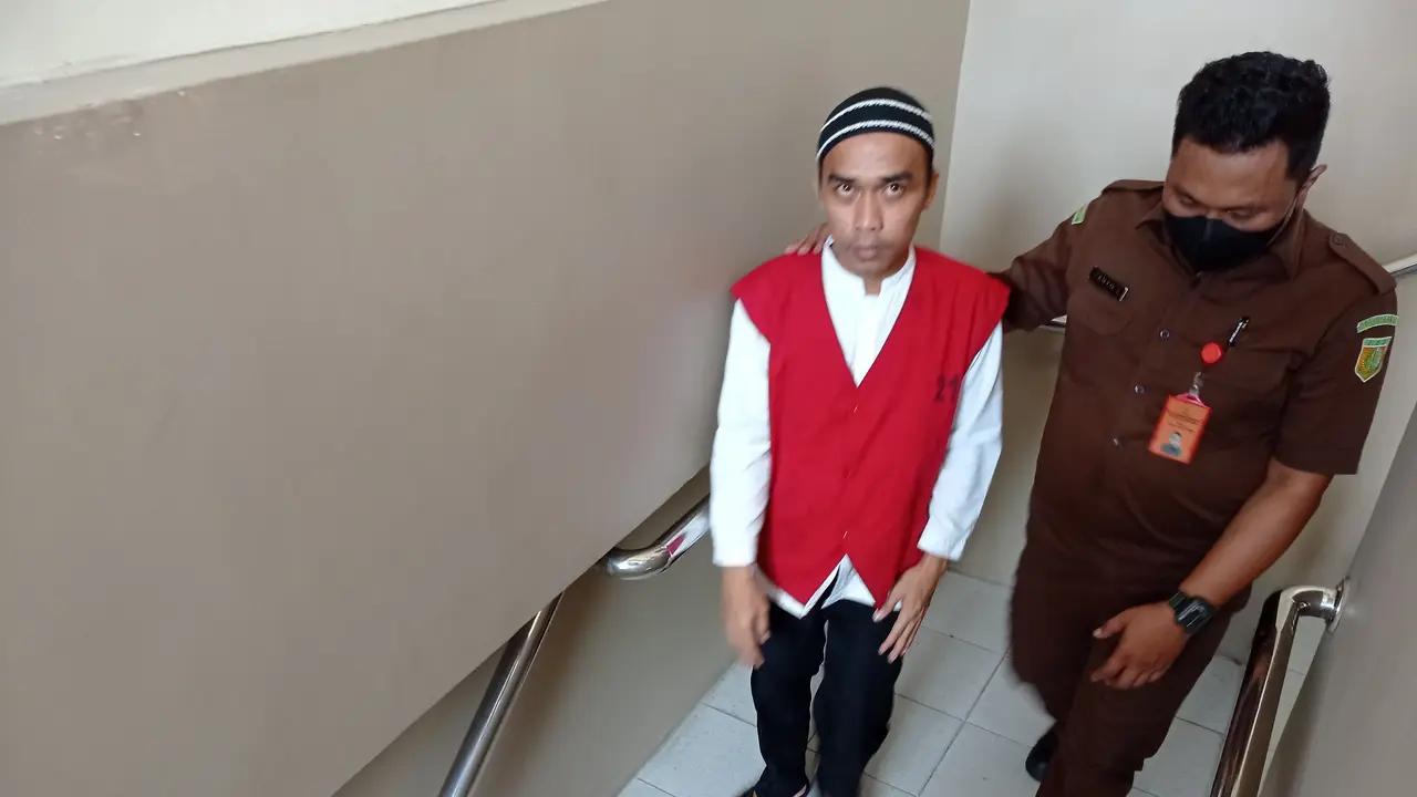 Aulia Rakhman jelan menuju sel tahanan usai menjalani sidang dakwaan di PN Tanjung Karang, Bandar Lampung. Foto (Istimewa)