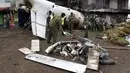 Petugas keamanan setempat langsung melakukan evakuasi terhadap bangkai pesawat kargo jenis Fokker 50 yang terjatuh dan terbakar di pinggiran Nairobi, Kenya, (2/7/2014). (REUTERS/Thomas Mukoya)