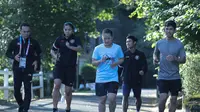 Gregoria Mariska Tunjung dan tim bulu tangkis Indonesia berlatih&nbsp;di kawasan hotel tempat tim menginap di&nbsp;Chambly, Prancis, Senin (22/7/2024). Sorenya mereka menggelar latihan perdana di venue Olimpiade Paris 2024, Porte De La Chapelle Arena.&nbsp;(foto: PBSI)