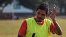 Penyerang Persija Jakarta, Bambang Pamungkas mengikuti latihan bersama tim Macan Kemayoran jelang Piala Presiden 2015 di Lapangan Yon Zikon 14, Jakarta, Senin (24/8/2015). (Bola.com/Vitalis Yogi Trisna)