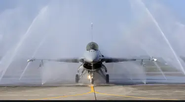 Pesawat tempur F-16V buatan Amerika Serikat dibersihkan saat latihan militer di Kabupaten Chiayi, Taiwan, Rabu (15/1/2020). Kementerian Pertahanan Taiwan menggelar latihan militer selama dua hari untuk menunjukkan kemampuan mengamankan liburan Tahun Baru Imlek. (AP Photo/Chiang Ying-ying)