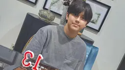 Alric kini sudah tumbuh menjadi remaja yang tampan. Putra bungsu Wulan Guritno itu pun banjir pujian warganet, karena parasnya yang mewarisi kecantikan sang ibunda. Tak heran, banyak yang menyebut semua keturunan Wulan memiliki wajah yang menawan. (Liputan6.com/IG/@wulanguritno)